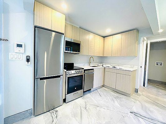 3rd image of 637 Quincy St #1F