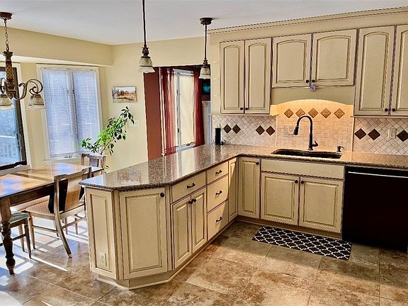 4th image of 15 Shingle Mill Rd