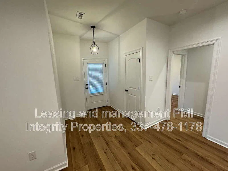 3 bed, 2.0 bath, 1456 sqft, $1,995 — Photo 4