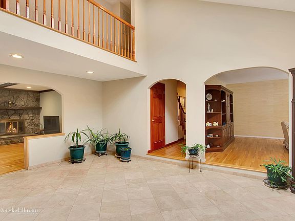 4th image of 10 Chelmsford Dr
