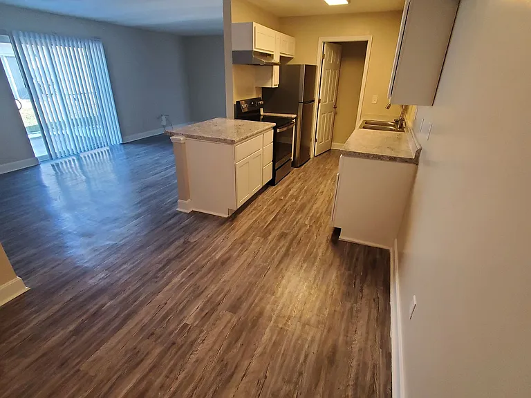 Saratoga Apartments - STA — Photo 17