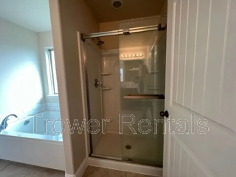 810 E 92nd St — Photo 11