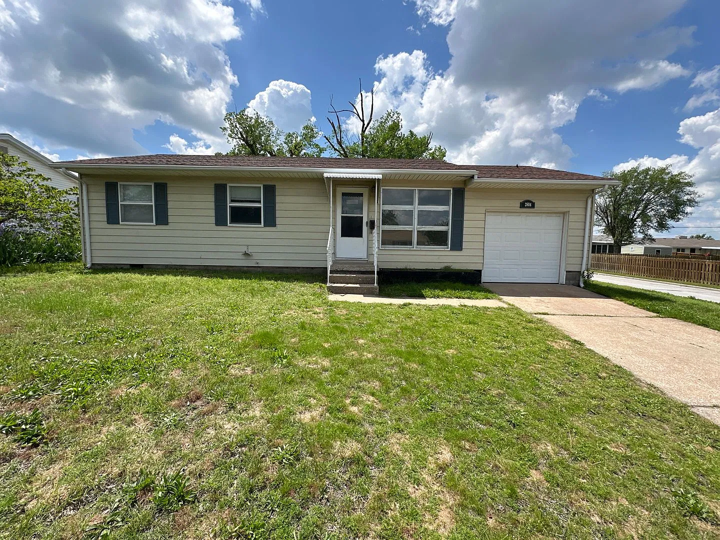 Great Location! 3 Bedroom 1 Bath In S Joplin-$1150 Rent-$1150 Deposit — Photo 1