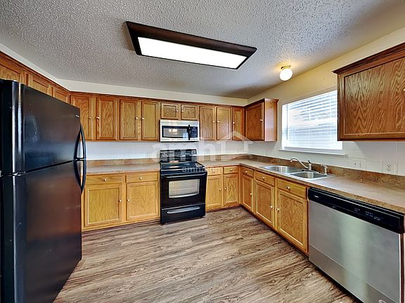 3rd image of 824 Topaz Dr