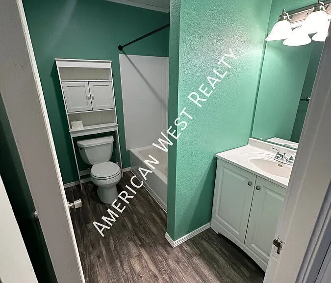 527 N Clark St — Photo 4