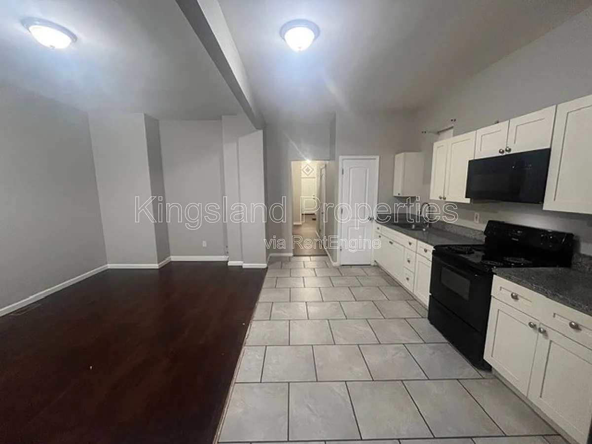 Building Photo - 3220 Nebraska Ave #1F