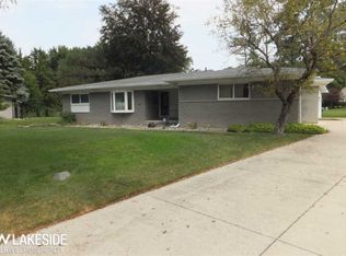 32058 Pinehill Dr, Warren, MI 48093