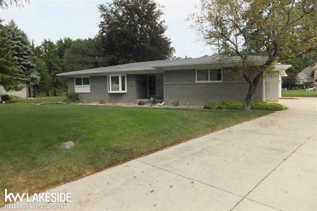 32058 Pinehill Dr photo 1