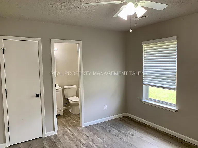 318 N Waco St — Photo 9