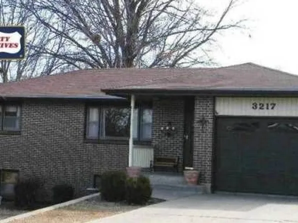 3217 Park Cir, Manhattan, KS 66503