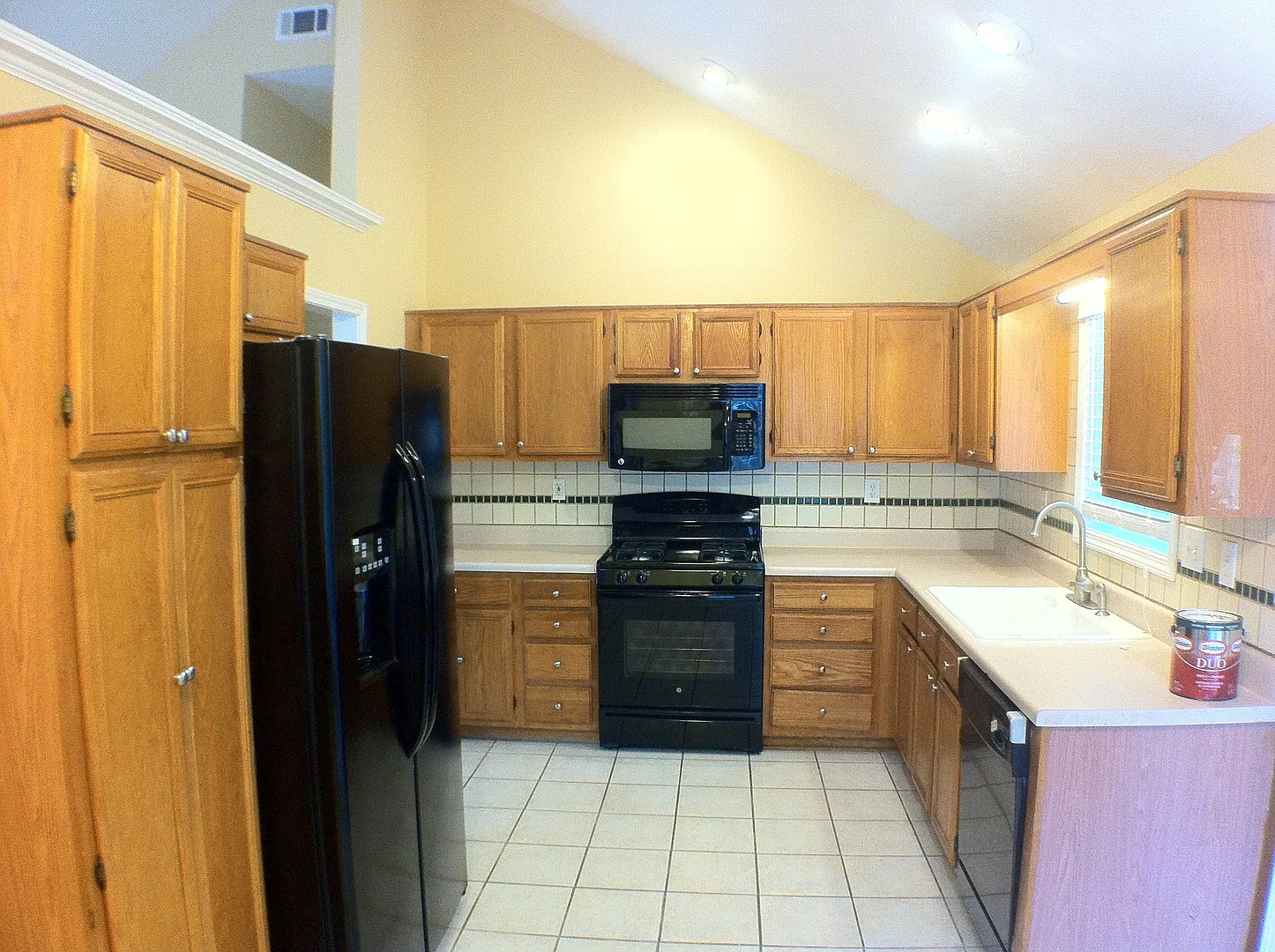 Impressive 4 Bedroom, 3 full bath with large bonus room home (Updated pictures coming soon) — Photo 3