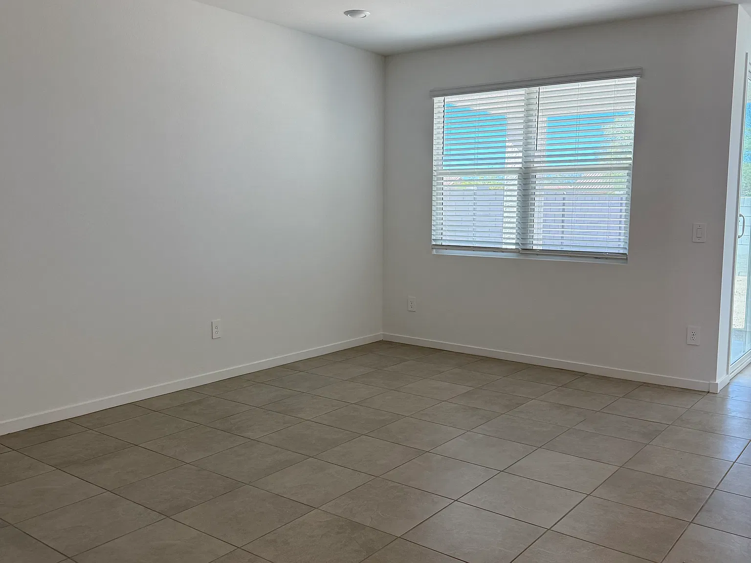 4 bed, 1832 sqft, $1,875 — Photo 2