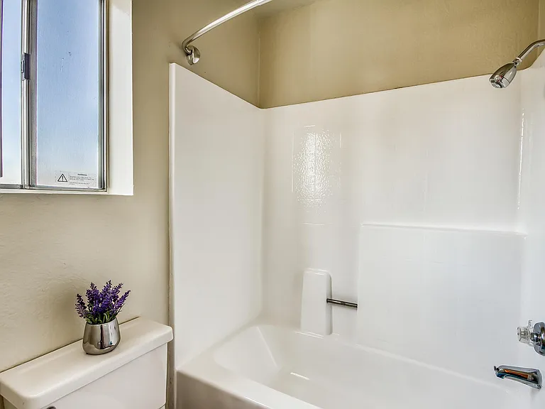 Harbor Pointe Apartments — Photo 16