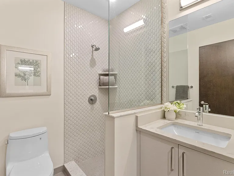 438 Selden St #404 — Photo 23