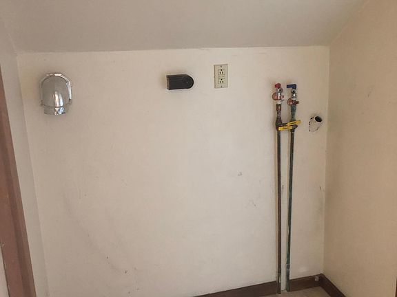 Washer/dryer hookups