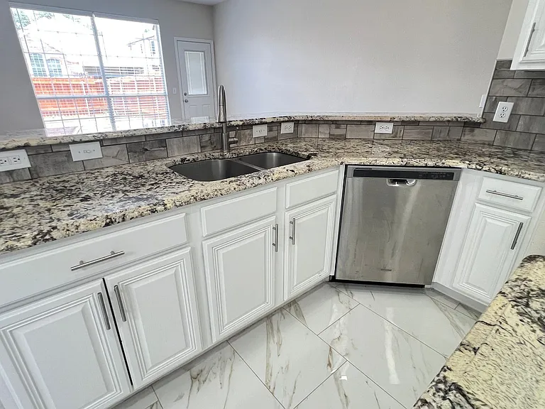 2505 Hunters Run Dr — Photo 16