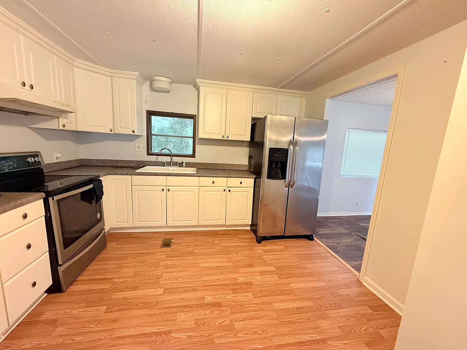 4 bed, 1192 sqft, $1,725 — Photo 3