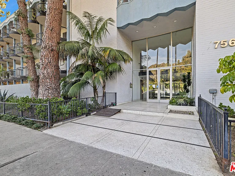 7560 Hollywood Blvd #109 — Photo 2