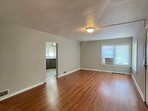 4th image of 809 E Mulberry St
