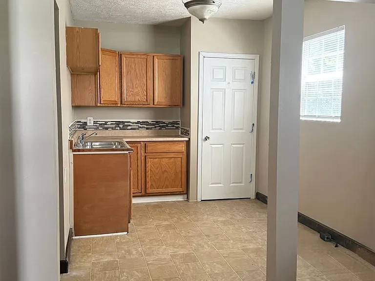 423 Eastern Ave — Photo 11