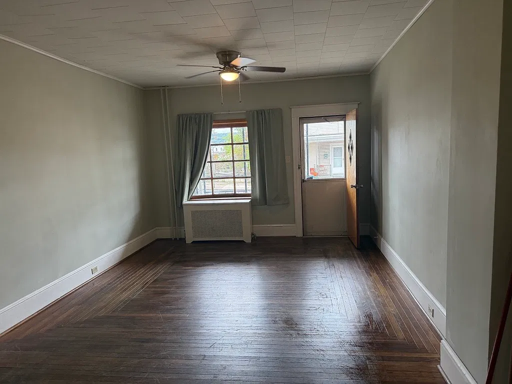 3 bed, $975 — Photo 1