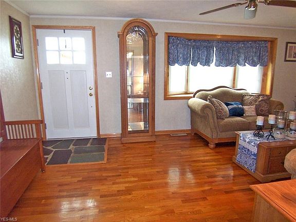 4th image of 405 Meadow Ln