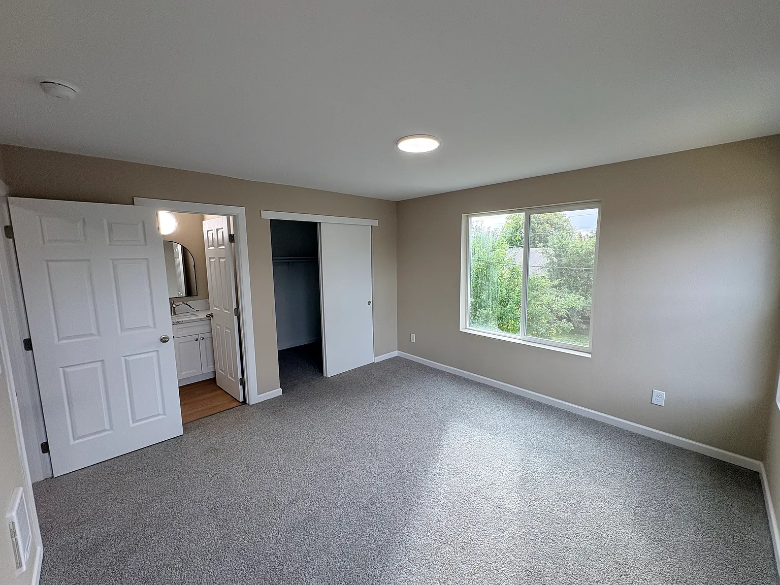 3 bed, 2.5 bath, 1240 sqft, $1,895 — Photo 3