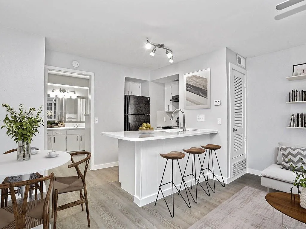 Studio, 1.0 bath, 14676 sqft, $999 — Photo 2
