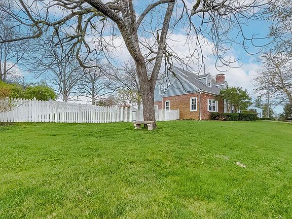 3rd image of 104 Tanglewood Dr
