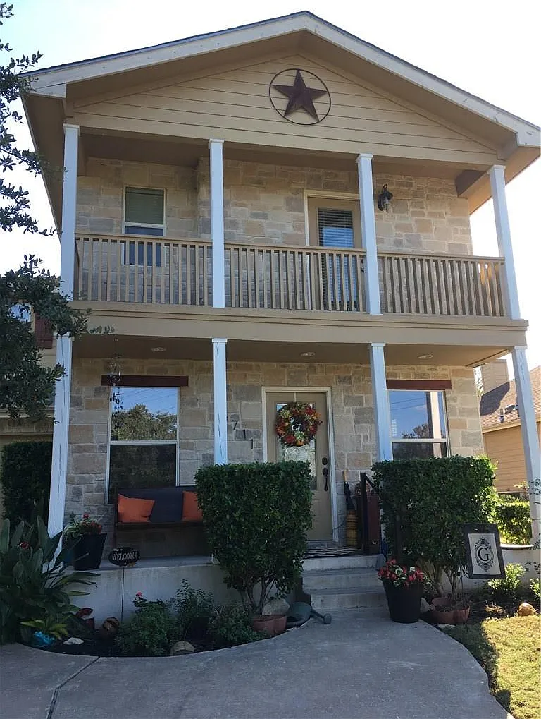 3 bed, 2.5 bath, 1729 sqft, $2,295 — Photo 3