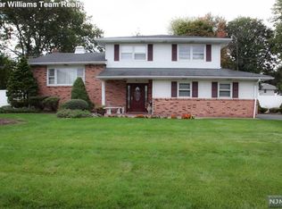 21 Stag Trl, Fairfield, NJ 07004