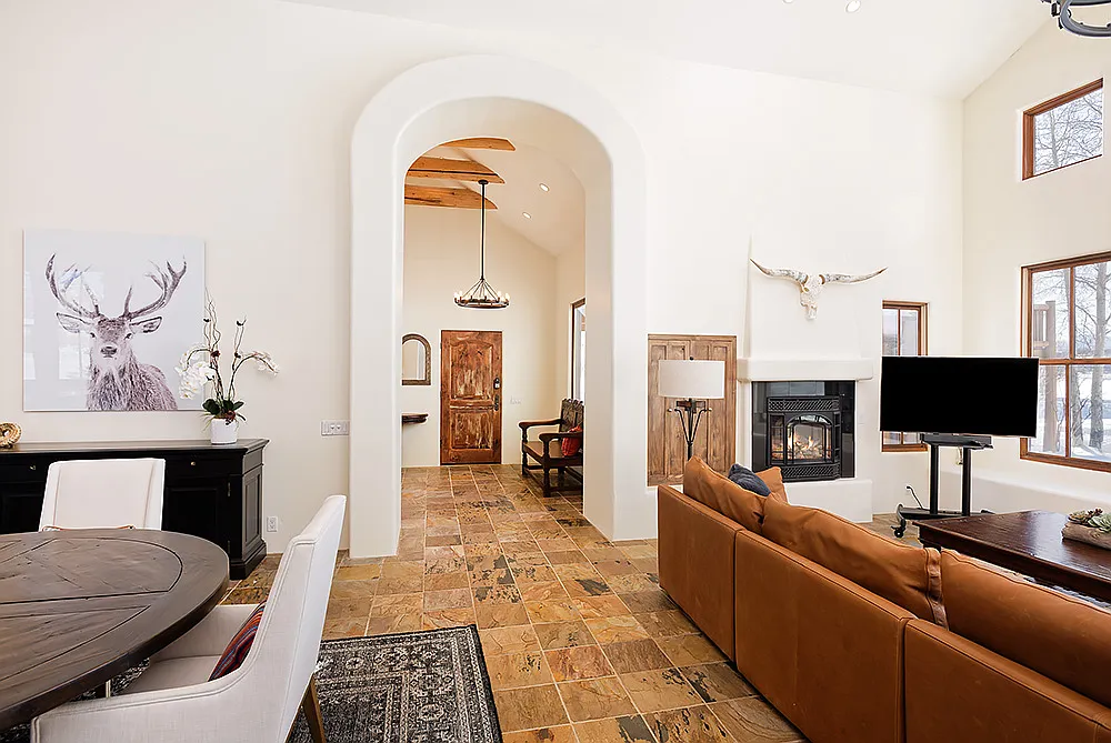3 bed, 2.5 bath, 2614 sqft, $10,000 — Photo 3