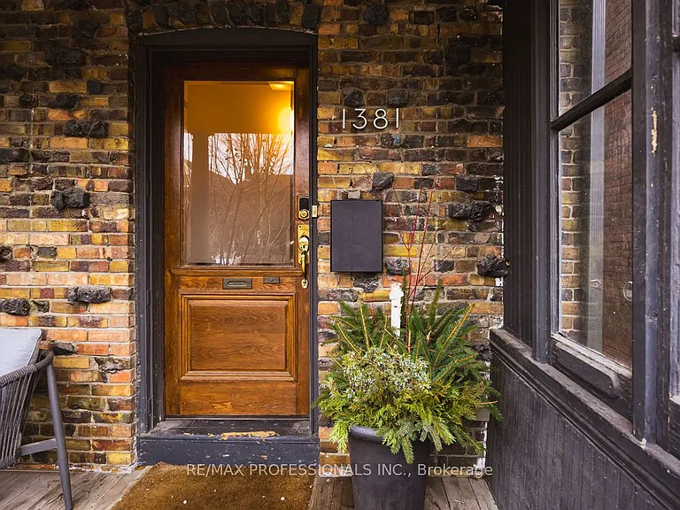 1381 Lansdowne Ave — Photo 2