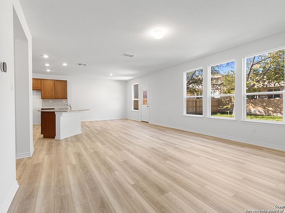 3rd image of 729 Maxwell Heights