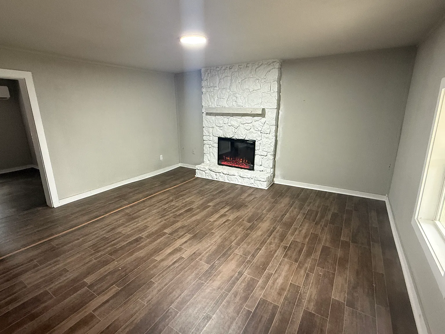 2 bed, 888 sqft, $975 — Photo 2