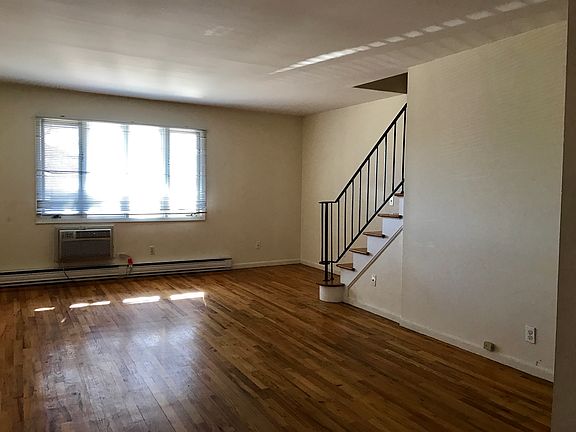 4th image of 141 Manorhaven Blvd #A