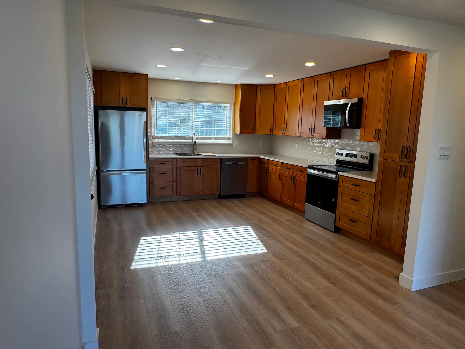 4 bed, 2.5 bath, 2060 sqft, $6,300 — Photo 4