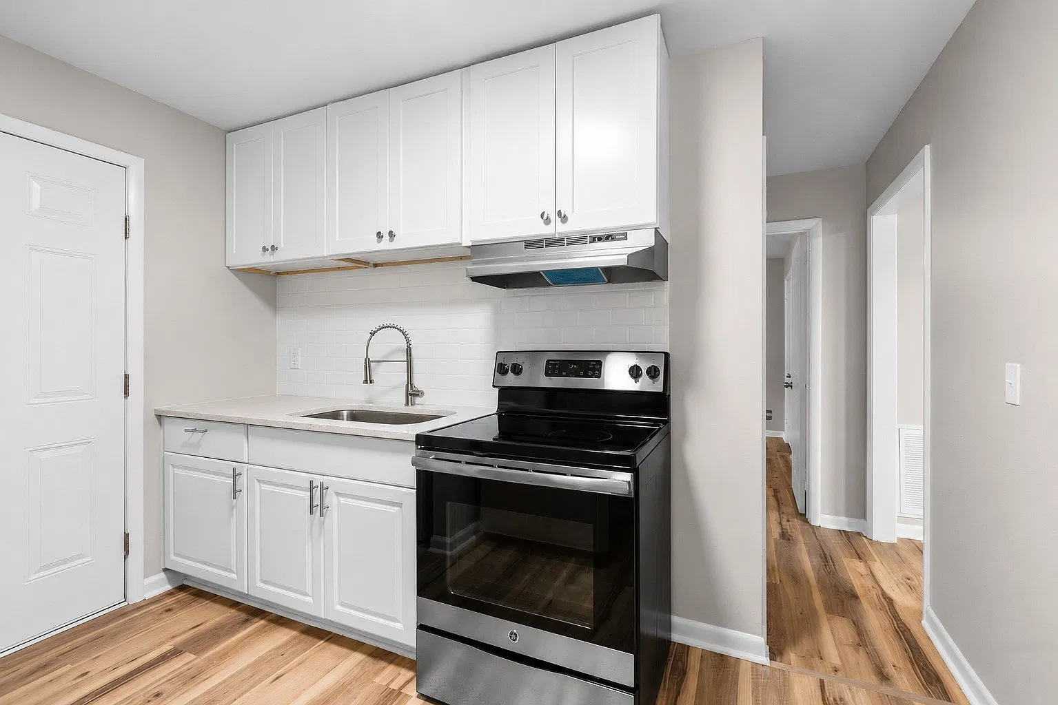 895 W Sharpe Ave — Photo 1