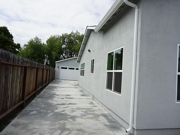 3rd image of 2415 Summer St