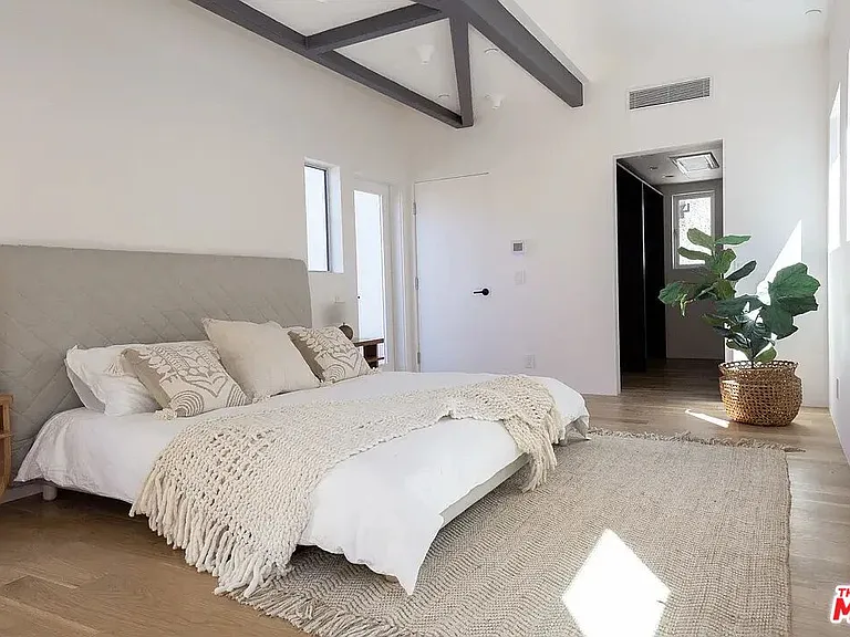 8870 Wonderland Ave — Photo 9