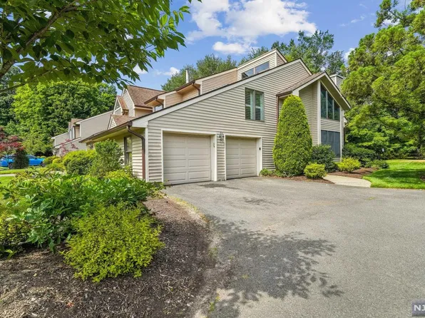 7 Bentley Dr, Franklin Lakes, NJ 07417