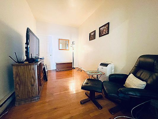 4th image of 262 Nassau Ave #2L