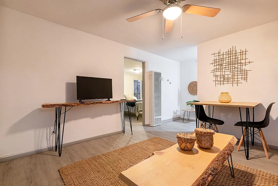 221 Girard Blvd SE — Photo 4