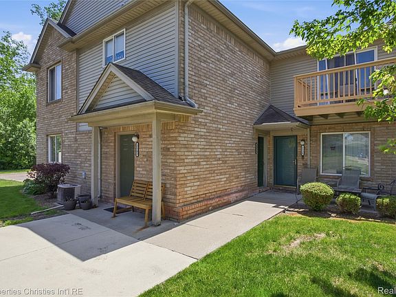 3rd image of 2136 Frazho Rd