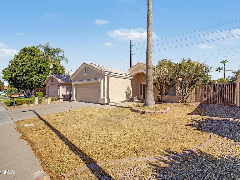 1913 E Marquette Dr — Photo 2
