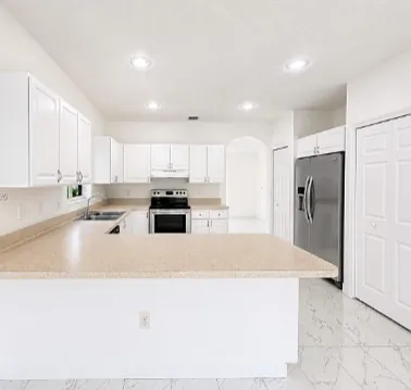 841 SW 6th St — Photo 2
