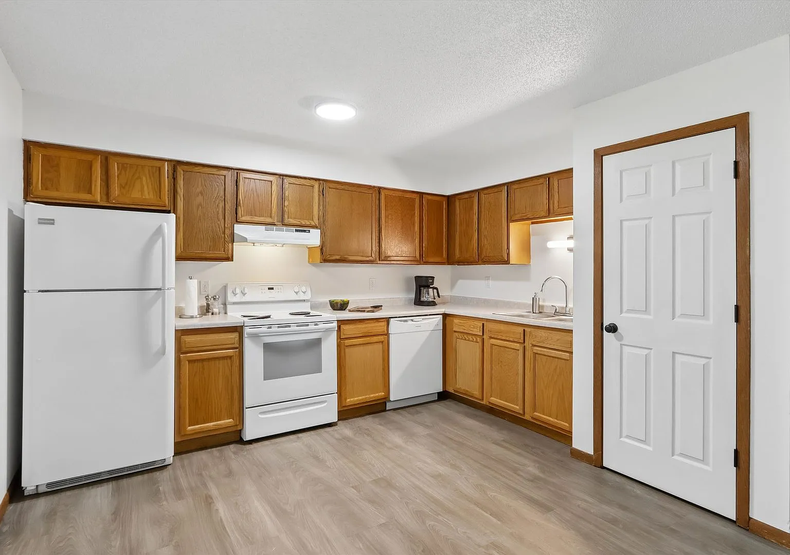 1028 Newton (Arena Apartments III) — Photo 1