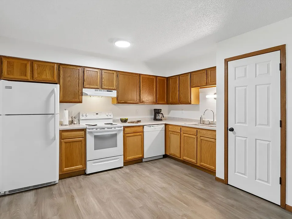 1028 Newton (Arena Apartments III)
