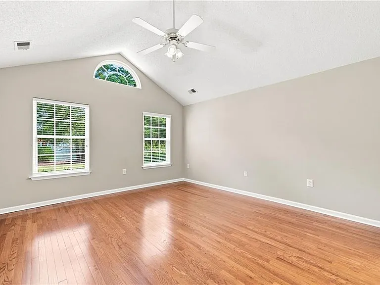 3204 Village Ln — Photo 24