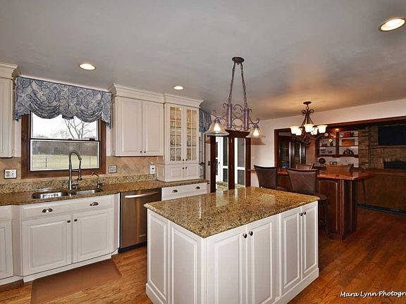 4th image of 38W028 Tanglewood Dr